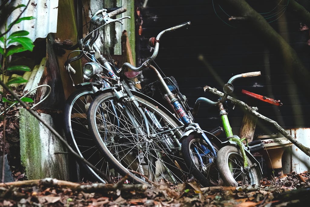 stilleven met oude fietsen